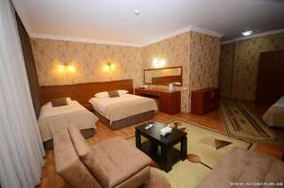 Отель Hotel Istanbul Батуми Семейный номер с балконом-1