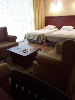 Отель Hotel Istanbul Батуми Стандартный трехместный номер-2