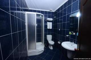 Отель Hotel Istanbul Батуми Стандартный трехместный номер-1